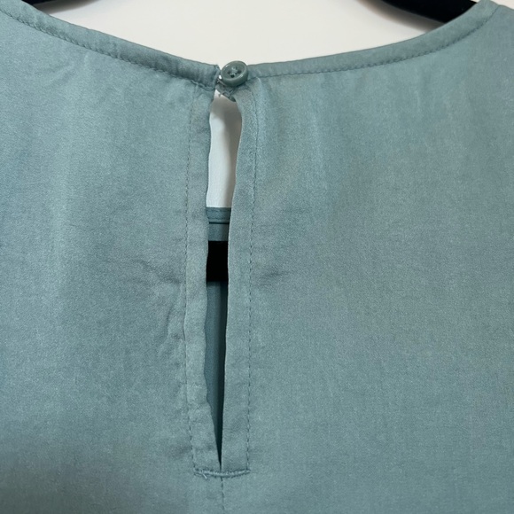 Banana Republic Flowy Blouse - Picture 4 of 4